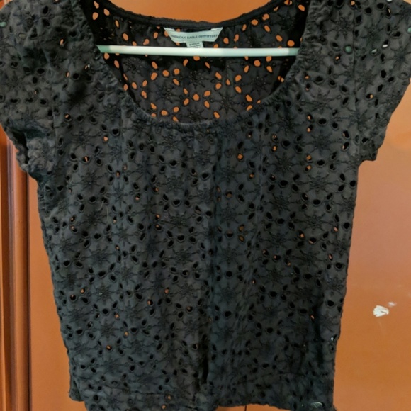 American Eagle Outfitters Tops - Super cute short AE eyelit shirt